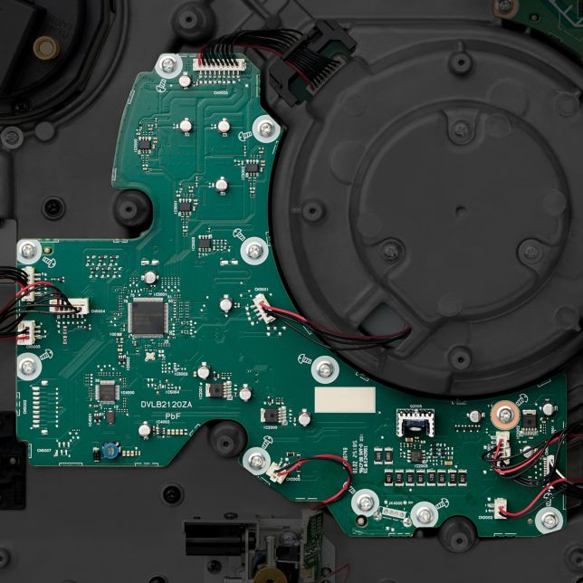 Technics SL-1200GMEES Technics SL-1200GME gramofón s priamym pohonom (antivibračná konštrukcia, vysoká citlivosť počiatočného pohybu, stabilné otáčky), strieborný 16 Snaha o ideálne rozloženie obvodu